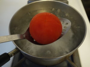 トマトをゆでる