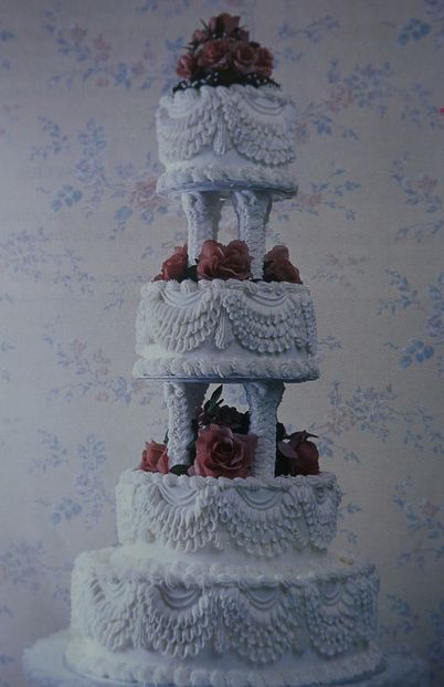 cake with pillars