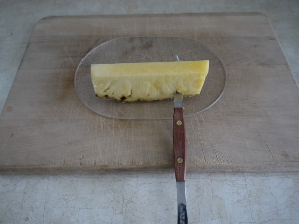 グレープフルーツ用のナイフで底を切る